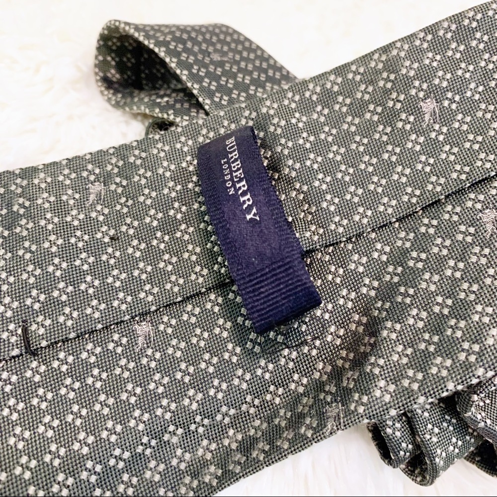 Burberry Men's Green and Cream Geometric Printed Tie - Picture 4 of 5
